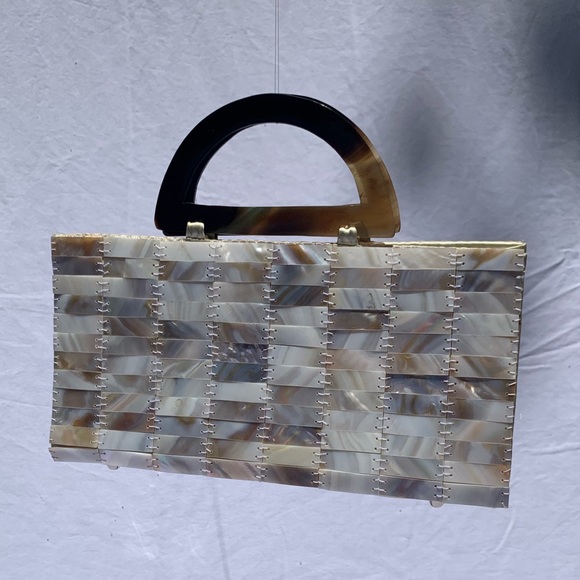 Seashell bag with Faux Tortoise Handle - Picture 2 of 6